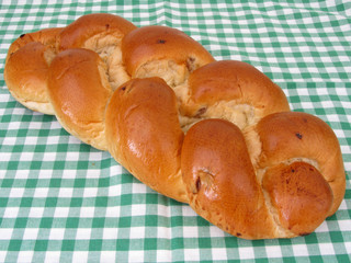 geflochtener Rosinen-Zopf