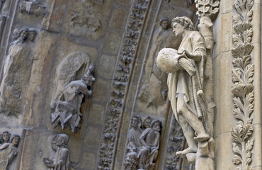 Fototapeta na wymiar Szczegóły w katedrze, Reims, Francja