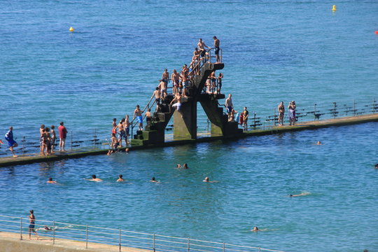 la mer le plongeoir et la piscine