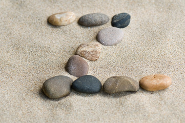 Fototapeta na wymiar Litera Z zen kamienie na piasku