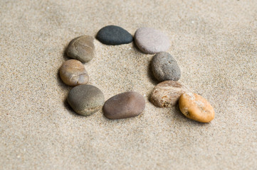 Fototapeta na wymiar lettre Q en galets zen dans le sable