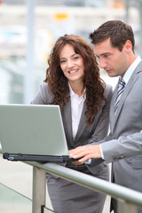 Obraz premium Business people working on laptop computer outside