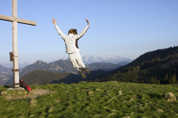 frau springt vor freude