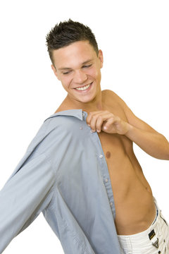 Jeune homme enfilant sa chemise