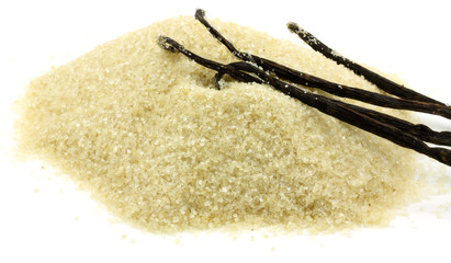 sucre en poudre et gousses de vanille Bourbon, fond blanc