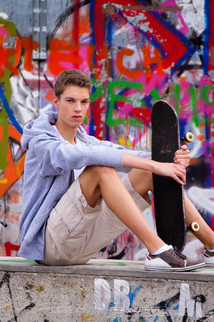 Cool blickender Jugendlicher Mann vor Graffiti