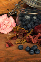 vasetto di mirtilli appena raccolti