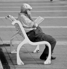 Fototapeta na wymiar Anciano sentado leyendo