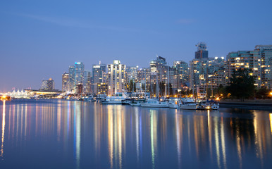 Fototapeta na wymiar Vancouver skyline at night