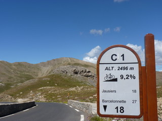 borne kilométrique avec pourcentage, col de la bonette alpes