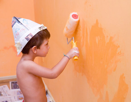bambino che imbianca una parete
