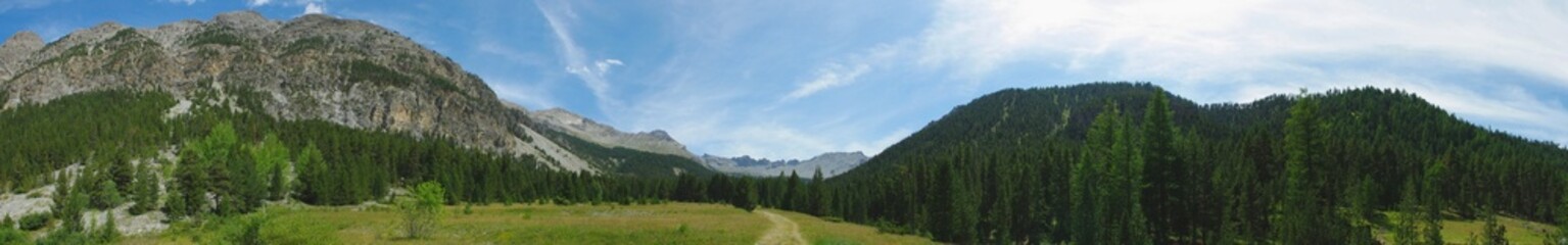 Fototapeta na wymiar Les Hautes-Alpes