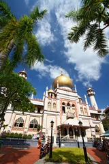 Zelfklevend Fotobehang Singapore Mosque with blue sky and coconut Tree Frame © vichie81