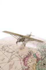 地球儀と模型飛行機