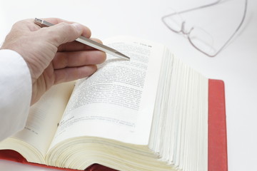 Nachschlagen im Gesetzbuch