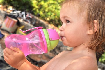 bébé buvant © muro