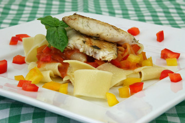 Zanderfilet auf Pappardelle mit Paprikasoße
