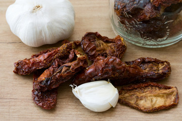 Knoblauch und getrocknete Tomaten
