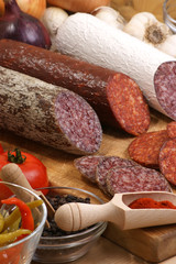aufgeschnittene Salami auf einem Holzbrett