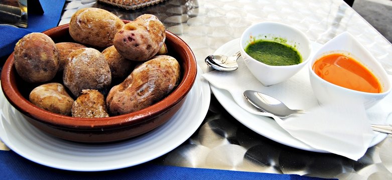 patatas y dos salsas