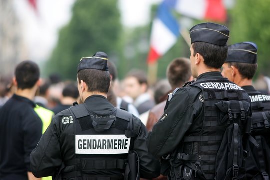 gendarmes et manifestants