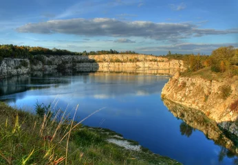 Photo sur Plexiglas Été Sloneczny krajobraz jeziora i skal