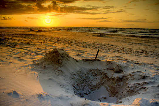 Zachód słońca na plaży nad morzem © sitriel