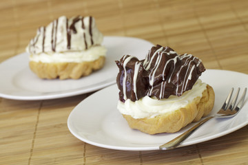 Windbeutel mit Schokoüberzug und Kirschfüllung