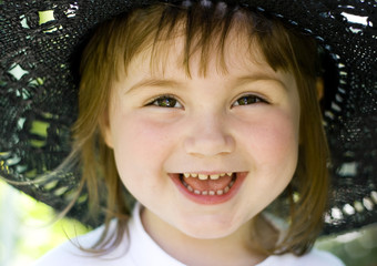 Rozbawiona dziewczynka w kapeluszu © sitriel