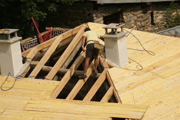ouvrier sur une toiture en bois