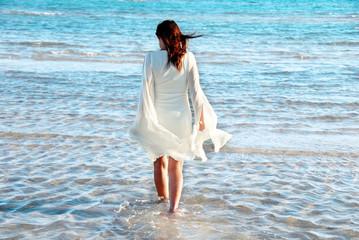 Fototapeta na wymiar Kobieta w białej sukni na morzem
