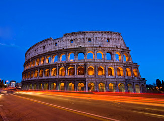 Fototapeta na wymiar Colosseum na zmierzchu od z przodu Metro, Rzym Włochy.