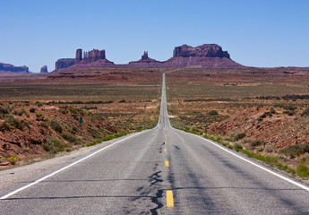 Fototapeta na wymiar View of Highway approaching Monument Valley