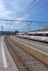 Fototapeta premium Pociąg na hiszpańskiej stacji Blanes w Europie.