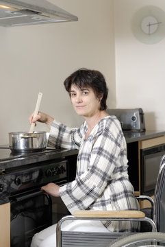 femme handicapé dans sa cuisine