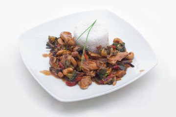 Reis mit asiatischer Gemüse-Cashew-Hühnchen Pfanne