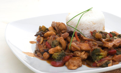 Reis mit asiatischer Gemüse-Cashew-Hühnchen Pfanne