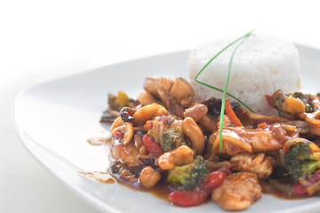 Reis mit asiatischer Gemüse-Cashew-Hühnchen Pfanne