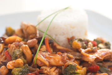 Reis mit asiatischer Gemüse-Cashew-Hühnchen Pfanne