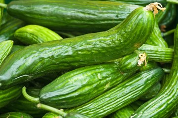 Schlangengurke auf dem Wochenmarkt