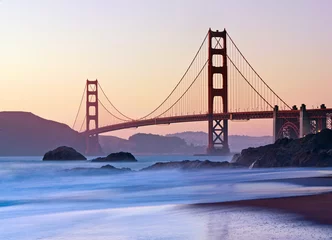 Selbstklebende Fototapete San Francisco San Franciscos Golden Gate Bridge in der Abenddämmerung