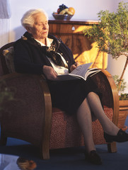 Rüstige Seniorin liest ein Buch