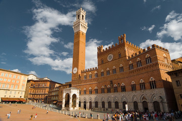 Fototapeta na wymiar Wieża Ratusz w Sienie z części placu