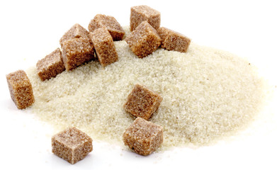 tas de sucre de canne cristallisé et en morceaux, fond blanc