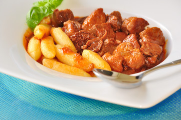 Gulasch mit Fingernudeln