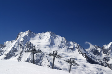 Fototapeta na wymiar Ropeway at ski resort