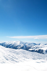 Fototapeta na wymiar Wysokie góry pod śniegiem w zimie
