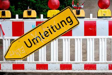 Marode Absperrung und Umleitungsschild