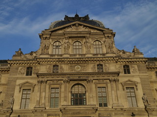 Fototapeta na wymiar Museo del Louvre en Paris
