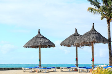 parasols de paille et chaises longues sur plage, Maurice